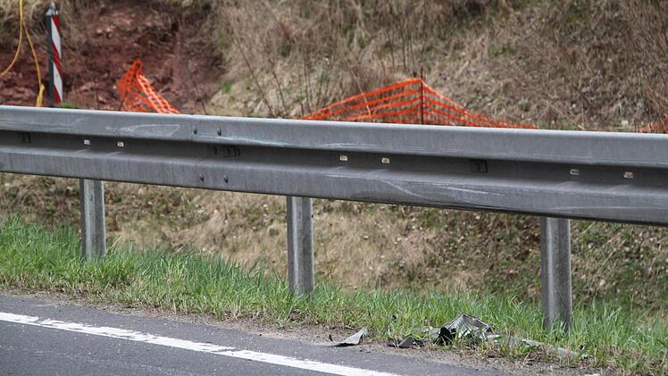 Nachdem der Nissan mit zwei Lastern kollidierte, prallte er an dieser Stelle frontal an die Leitplanke.