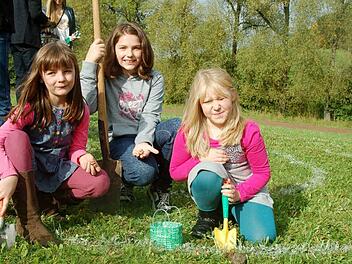Auch kleine Gäste machten mit und steckten Krokuszwiebeln in die Erde. Von links: Maja Kirchner und Louisa Kirchner aus Bad Rodach sowie Amelie Greiner aus Wildenheid. Fotos: Gabi Arnold