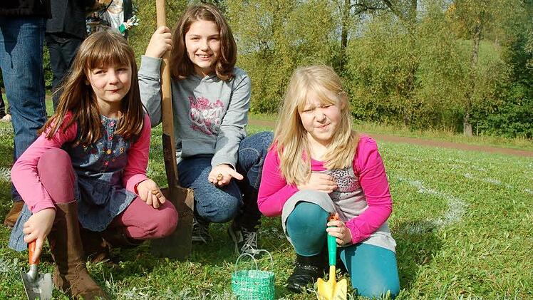 Auch kleine Gäste machten mit und steckten Krokuszwiebeln in die Erde. Von links: Maja Kirchner und Louisa Kirchner aus Bad Rodach sowie Amelie Greiner aus Wildenheid. Fotos: Gabi Arnold