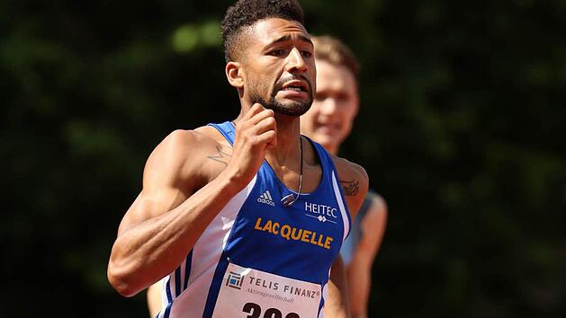 Patrick Schneider spielt Fu&szlig;ball f&uuml;r den TSV Aschbach und betreibt Leichtathletik beim LAC Quelle F&uuml;rth. Letzteres beschert ihm derzeit die gr&ouml;&szlig;eren Erfolgserlebnisse. Fotos: Sportfoto Kiefner