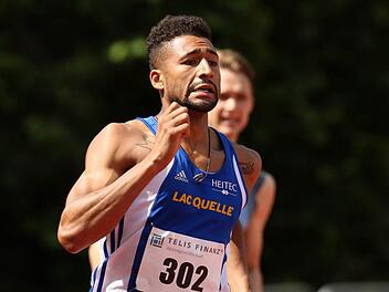 Patrick Schneider spielt Fu&szlig;ball f&uuml;r den TSV Aschbach und betreibt Leichtathletik beim LAC Quelle F&uuml;rth. Letzteres beschert ihm derzeit die gr&ouml;&szlig;eren Erfolgserlebnisse. Fotos: Sportfoto Kiefner
