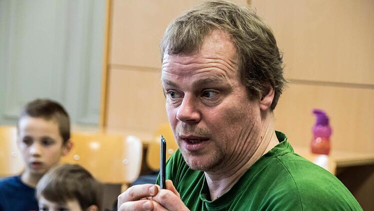 Probenarbeit in der Grundschule Wildenheid-Haarbrücken: Sören Schrader zeigt, welche Geräusche sich mit einem Kamm produzieren lassen. Foto: Jochen Berger