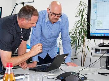 Projektmanager Thomas Schreiner (links) vom Zentrum für Telemedizin und Stadtrat Klaus Zehe aus Albertshausen hören die Tonaufzeichnung während des Beschädigungszeitraums ab.  Foto: Sigismund von Dobschütz