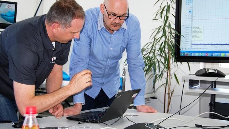 Projektmanager Thomas Schreiner (links) vom Zentrum für Telemedizin und Stadtrat Klaus Zehe aus Albertshausen hören die Tonaufzeichnung während des Beschädigungszeitraums ab.  Foto: Sigismund von Dobschütz