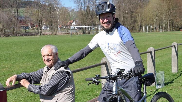 Armin und Heinrich Heurich, Vater und Sohn, gemeinsam gehören sie der DJK Kothen seit 100 Jahren an.  Fotos: Petra Heurich