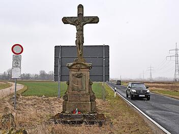 Das Flurkreuz wird für die Arbeiten versetzt, der Wirtschaftsweg als Radweg ausgebaut und eleganter an die Kreisstraße angebunden. Foto: Rinklef