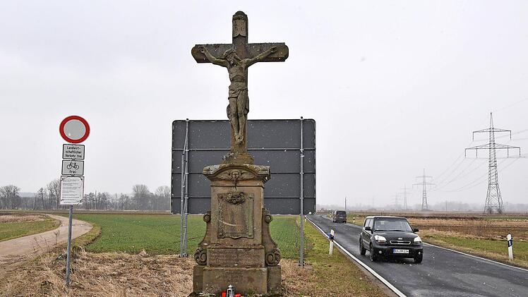 Das Flurkreuz wird für die Arbeiten versetzt, der Wirtschaftsweg als Radweg ausgebaut und eleganter an die Kreisstraße angebunden. Foto: Rinklef
