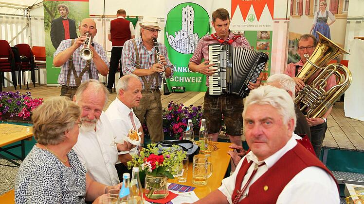 Die Wiesenttaler Musik unterwegs Foto: Franz Galster