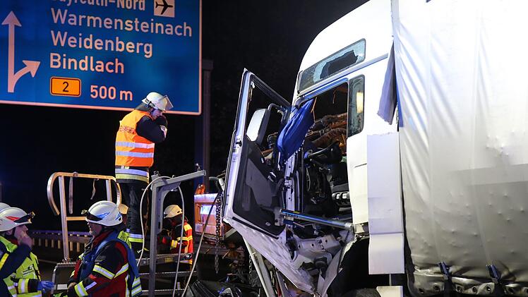 Mit schwerem Ger&auml;t musste der Fahrer aus dem v&ouml;llig demolierten Lkw befreit werden. Foto: NEWS5 / Fricke