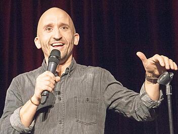 Der aus Zeil stammende Kabarettist und Stand-up-Comedian Markus Barth gastierte wieder einmal beim Kulturamt Haßfurt live in der ausverkauften Rathaushalle. Es gab viel zu lachen.  Foto: Ulrike Langer