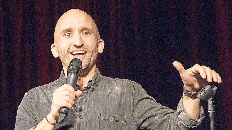 Der aus Zeil stammende Kabarettist und Stand-up-Comedian Markus Barth gastierte wieder einmal beim Kulturamt Haßfurt live in der ausverkauften Rathaushalle. Es gab viel zu lachen.  Foto: Ulrike Langer