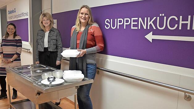 Die Suppenk&uuml;che erweist sich seit 17 Jahren als segensreiche Einrichtung f&uuml;r bed&uuml;rftige Mitmenschen, gerade in Zeiten steigender Armut. Dar&uuml;ber informieren von links, Joanna Maria Bl&ouml;&szlig;l, Karin Pfadenhauer (Erster Gesch&auml;ftsf&uuml;hrender Vorstand Diakonisches Werk), Stefanie Renner (Projektleitung Suppenk&uuml;che, Kirchliche Allgemeine Sozialarbeit).