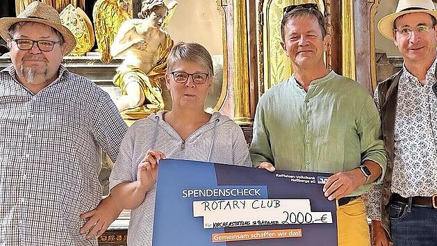 Freuen sich &uuml;ber die Unterst&uuml;tzung: Michael M&uuml;ller und Lilo Mei&szlig;ner-Wei&szlig;enberger von der Kirchenverwaltung nehmen den Scheck von Stefan Neuner, Pr&auml;sident des Rotary Clubs Erlangen-Schloss, entgegen &ndash; vermittelt durch Kabarettist Oti Schmelzer (von...