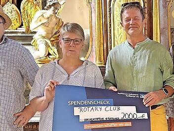 Freuen sich über die Unterstützung: Michael Müller und Lilo Meißner-Weißenberger von der Kirchenverwaltung nehmen den Scheck von Stefan Neuner, Präsident des Rotary Clubs Erlangen-Schloss, entgegen – vermittelt durch Kabarettist Oti Schmelzer (von...