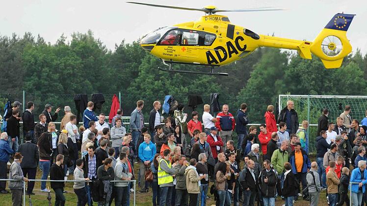 Der in Bayreuth stationierte Rettungshubschrauber Christoph 20 des ADAC holt einen verletzten Fußballer ab.