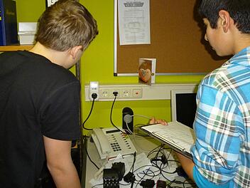 Wie viel Strom fließt noch bei einem ausgeschalteten Gerät? Keiner? Die Jugendlichen machten andere, überraschende Erfahrungen. Moderne Telefone haben eine eigene Stromversorgung und ziehen daher immer Energie. Die alten Telefone hingegen, die alleine in die Buchse der Telekom eingestöpselt wurden, wurden mit Niederstrom versorgt und verbrauchten viel weniger. Fotos: p