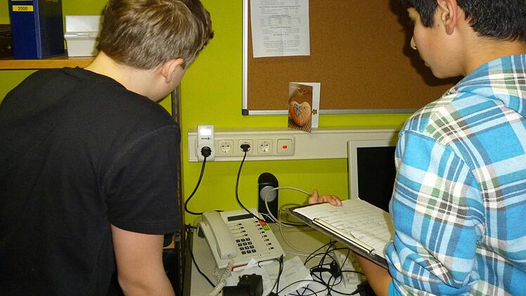 Wie viel Strom fließt noch bei einem ausgeschalteten Gerät? Keiner? Die Jugendlichen machten andere, überraschende Erfahrungen. Moderne Telefone haben eine eigene Stromversorgung und ziehen daher immer Energie. Die alten Telefone hingegen, die alleine in die Buchse der Telekom eingestöpselt wurden, wurden mit Niederstrom versorgt und verbrauchten viel weniger. Fotos: p