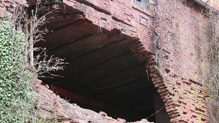 Ein mehrere Quadratmeter großes Mauerstück ist aus dem alten Fabrikgebäude bereits herausgebrochen. Fotos: Stefan Johannes