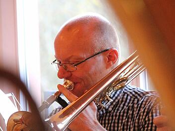 Karlheinz Brand, der Posaunist der "Herzensblecher", hat mit seiner Gruppe den Wunsch nach neuen Wegen mit lebendigem Spaß in der Volksmusik. Foto: Gerd Schaar.