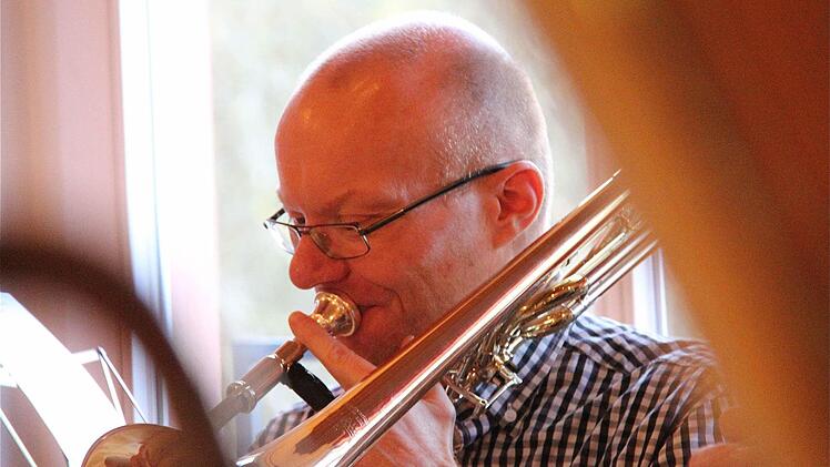 Karlheinz Brand, der Posaunist der "Herzensblecher", hat mit seiner Gruppe den Wunsch nach neuen Wegen mit lebendigem Spaß in der Volksmusik. Foto: Gerd Schaar.