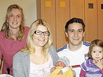 Hebamme Franziska Stoewer (links) schaut bei einem der jüngsten Erdenbürger nach dem Rechten: Der kleine Ben kam im "Eli" zur Welt - wie bereits seine zweijährige Schwester Amelie. Die Eltern Tanja Kiesel-Bühner und Christian Kiesel aus Burghausen sind froh über die Geburtshilfe im Landkreis. Foto: Ralf Ruppert