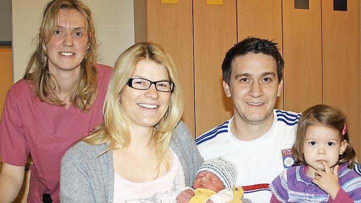 Hebamme Franziska Stoewer (links) schaut bei einem der jüngsten Erdenbürger nach dem Rechten: Der kleine Ben kam im "Eli" zur Welt - wie bereits seine zweijährige Schwester Amelie. Die Eltern Tanja Kiesel-Bühner und Christian Kiesel aus Burghausen sind froh über die Geburtshilfe im Landkreis. Foto: Ralf Ruppert