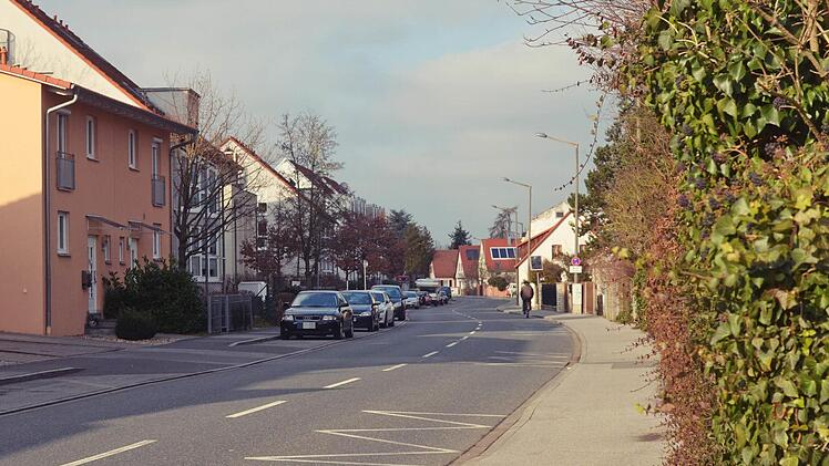 Bei der Suche nach dem mysteriösen Ton hat auch Jürgen Tölk vom Ordnungsamt der Stadt Fürth an Installationen im Haus in der Vacher Straße in Fürth gedacht. Die betroffene Familie habe selber alles untersucht - konnte aber den Ton im Haus nicht finden. Nun stellt ein Leser und Heizungsfachmann eine "Ferndiagnose", die es in sich hat und tatsächlich den Durchbruch bei der Jagd nach dem mysteriösen Ton bringen könnte. Foto: Nikolas Pelke