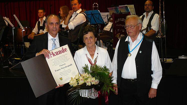 Marktleugast Bürgermeister Franz Uome (links) zeichnete Franz Neubrandt (rechts) mit der Silbernen Bürgermedaille des Marktes aus. Mit im Bild Ehefrau Piroschka Neubrandt (Mitte).