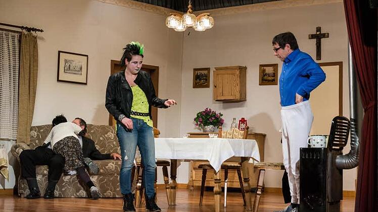 Viel los war auf der Bühne im Pfarrsaal bei den Theaterabenden der KAB. Foto: Björn Hein