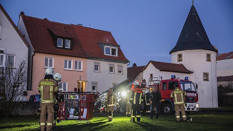 Am Fischerrain half die Feuerwehr mit ihrer Drehleiter bei der Bergung eines Verletzten.  Foto: René Ruprecht