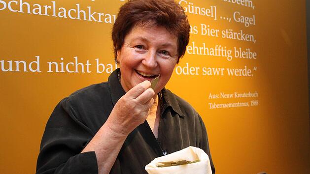 Wer etwas übers Bierbrauen erfahren will, geht mit Sigrid Daum (links) ins Gewürzmuseum: Dort steht an der Wand geschrieben, dass es einst gang und gebe war, auch Lorbeer in den Gerstensaft zu tun. Foto: Nützel