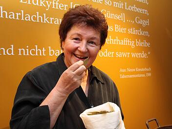 Wer etwas übers Bierbrauen erfahren will, geht mit Sigrid Daum (links) ins Gewürzmuseum: Dort steht an der Wand geschrieben, dass es einst gang und gebe war, auch Lorbeer in den Gerstensaft zu tun. Foto: Nützel