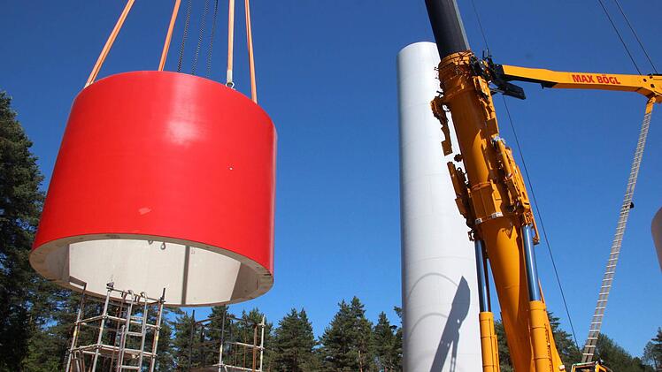 Der rote Betonring wird emporgehoben. Foto: Friedwald Schedel