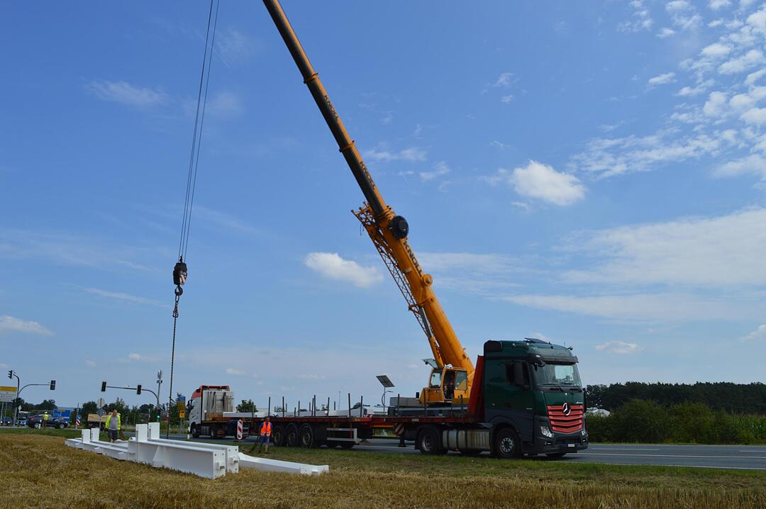B 470 bei Gremsdorf: 16 Tonnen Stahl auf Abwegen