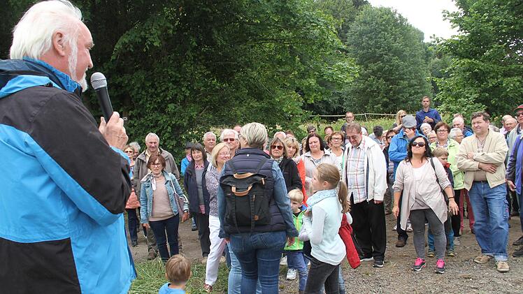 Rund 300 Personen fanden sich zur Führung mit dem ehemaligen Kreisfachberater für Gartenbau, Jupp Schröder, durch den Eichiger Felsengarten ein.  Foto: Gerda Völk