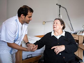 Auch das Gespräch mit Patienten ist wichtig, sagt Markus Ewald. "Dafür gibt es aber keine Nummer, die abgerechnet werden kann", so der frühere Chefarzt am Kulmbacher Klinikum.  Symbolbild: Marius Becker/dpa