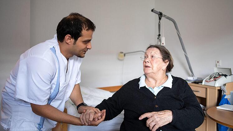 Auch das Gespräch mit Patienten ist wichtig, sagt Markus Ewald. "Dafür gibt es aber keine Nummer, die abgerechnet werden kann", so der frühere Chefarzt am Kulmbacher Klinikum.  Symbolbild: Marius Becker/dpa