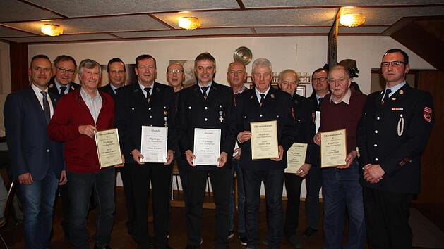 Ehrungen bei der Freiwilligen Feuerwehr Frankenbrunn: (von links): Mario G&ouml;tz, Benno Metz, Hermann Umkehr, Harald Umkehr, Hilmar Reinhart, Thomas Seifried, Fredy Gerlach, Rudi Siegl, Michael Reu&szlig;, Gerhard Ebert, J&uuml;rgen B&uuml;chner, Julian Pf&uuml;lb und Torsten B&uuml;chner. Foto: Carolin Granich