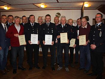 Ehrungen bei der Freiwilligen Feuerwehr Frankenbrunn: (von links): Mario Götz, Benno Metz, Hermann Umkehr, Harald Umkehr, Hilmar Reinhart, Thomas Seifried, Fredy Gerlach, Rudi Siegl, Michael Reuß, Gerhard Ebert, Jürgen Büchner, Julian Pfülb und Torsten Büchner. Foto: Carolin Granich