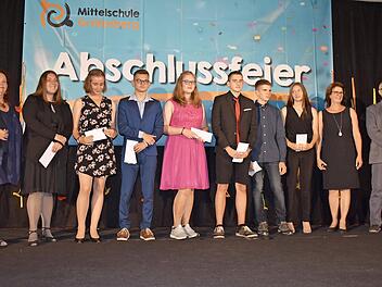 Konrektor Klaus Vogler, Sarah Richter, Natascha Distler, Felix Schaller, Mirlinda Zena, Kristin Bergfeld und dahinter stellv. Konrektor Jürgen Kemeth (v. l.) bei der Entlassfeier Foto: Petra Malbrich