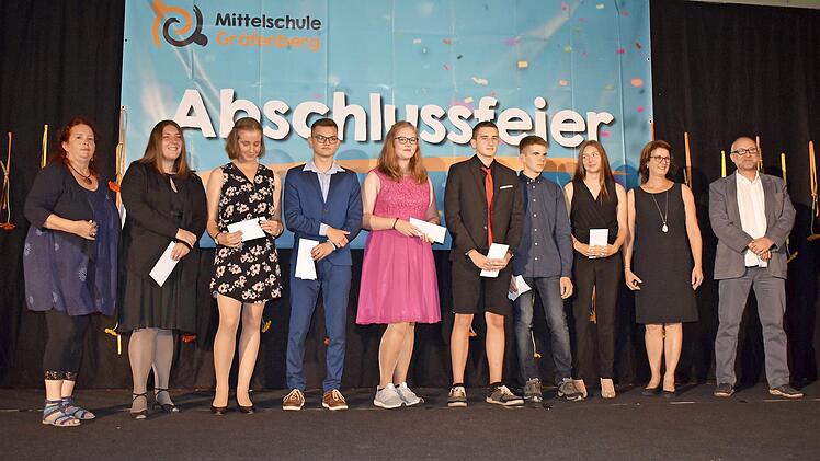 Konrektor Klaus Vogler, Sarah Richter, Natascha Distler, Felix Schaller, Mirlinda Zena, Kristin Bergfeld und dahinter stellv. Konrektor Jürgen Kemeth (v. l.) bei der Entlassfeier Foto: Petra Malbrich