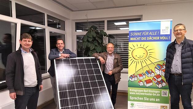 Allianzmanager Holger Becker (von links), B&uuml;rgermeister Ren&eacute; Gerner sowie die beiden Solarbotschafter Theo Hein und Norbert Jenkner freuten sich &uuml;ber das gro&szlig;e Interesse an dem Vortrag.  Foto: Anke Barthel