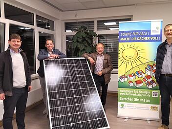 Allianzmanager Holger Becker (von links), Bürgermeister René Gerner sowie die beiden Solarbotschafter Theo Hein und Norbert Jenkner freuten sich über das große Interesse an dem Vortrag.  Foto: Anke Barthel