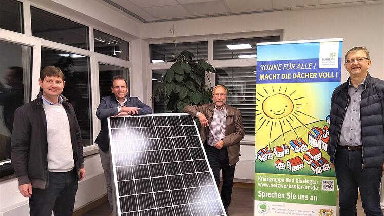 Allianzmanager Holger Becker (von links), Bürgermeister René Gerner sowie die beiden Solarbotschafter Theo Hein und Norbert Jenkner freuten sich über das große Interesse an dem Vortrag.  Foto: Anke Barthel
