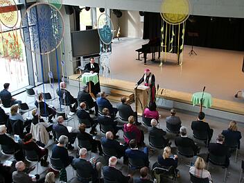 Blick in das Herz des neuen Berufsbildungszentrums, die Aula. Am Freitag erteilten Stadtpfarrer Martin Hild (links) und Weihbischof Ulrich Boom dem neuen Gebäude den Segen. Foto: Thomas Malz
