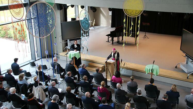 Blick in das Herz des neuen Berufsbildungszentrums, die Aula. Am Freitag erteilten Stadtpfarrer Martin Hild (links) und Weihbischof Ulrich Boom dem neuen Gebäude den Segen. Foto: Thomas Malz
