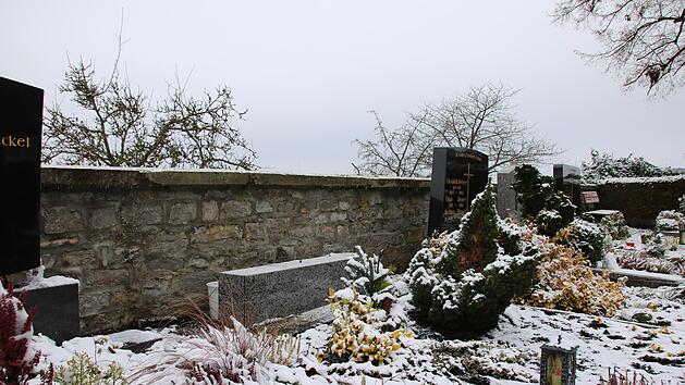 Auf dieses Grab ist der Grabstein gefallen und hat das Bein einer 34-J&auml;hrigen eingeklemmt.