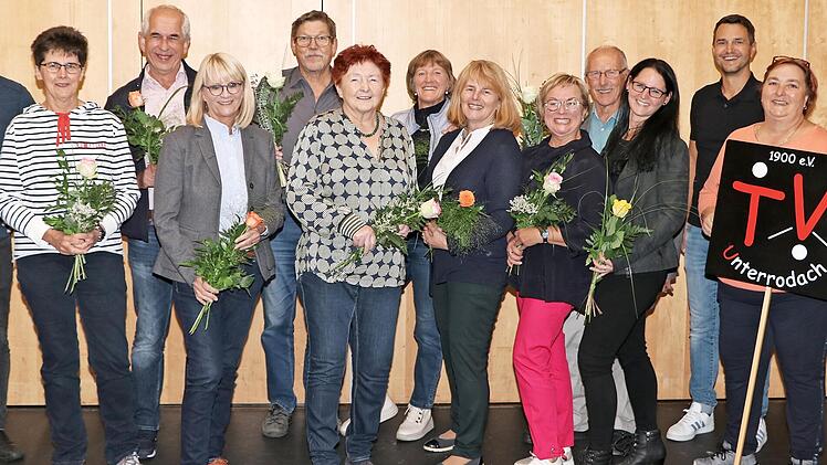 Der Turnverein Unterrodach ehrte zahlreiche Mitglieder für 25-, 40- und 50-jährige Vereinstreue. Unser Bild zeigt (von links) Thomas Hümmrich, Gabi Igler, Christian Schwaß, Rosi Wich-Heiter, Christine Kropf (für Sebastian Kropf), Sigrid Schubert, ...