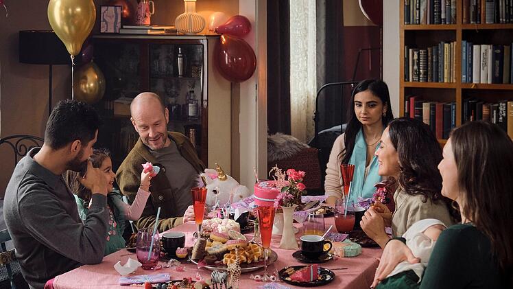 Nelly (Bayan Layla, vierte von links) richtet eine Geburtstagsfeier für ihre Nichte aus. Obwohl sie sich im Kreis ihrer Familie (Alexander Berenheuser, Richard Kuchenbuch, Natalia Schüßler, Idil Üner) befindet, fühlt sie sich nicht einbezogen.