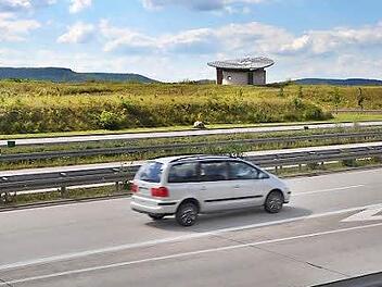 Weithin sichtbar ist die Autobahnkirche und deshalb ein besonderer Blickfang.